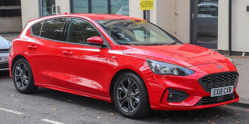 Ford Focus ST-Line, compatta, vista anteriore di tre quarti