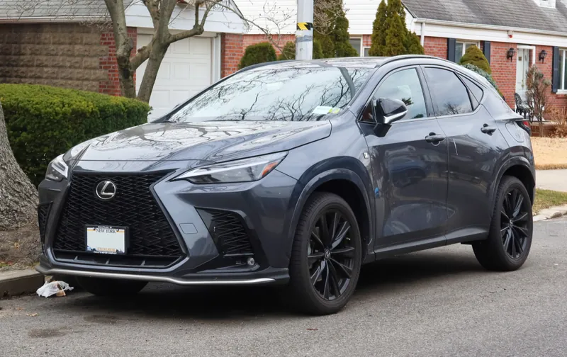 Lexus NX 350, vista frontale
