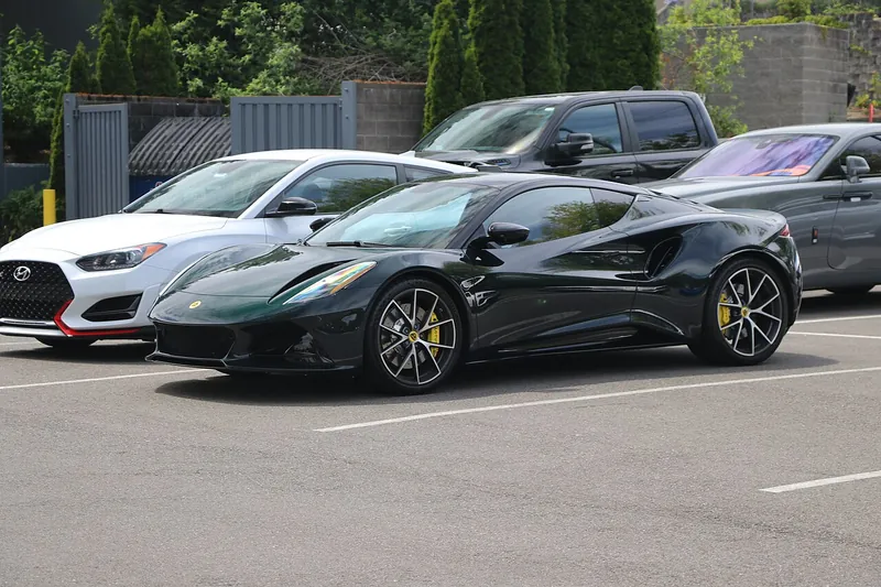 Lotus Emira, coupé sportiva, vista anteriore di tre quarti