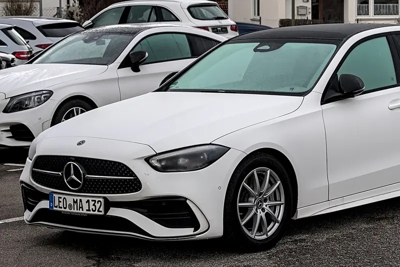Mercedes-Benz C-Class, berlina, vista anteriore di tre quarti