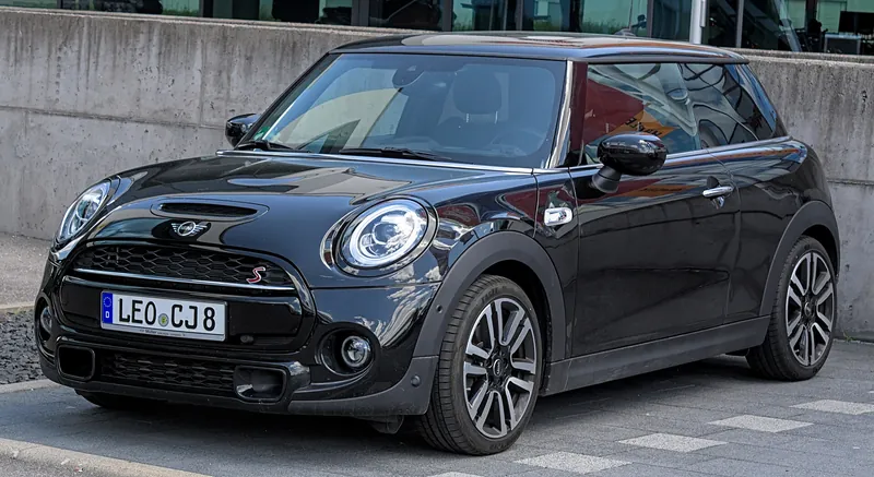 MINI Cooper S (F56), tre porte, vista anteriore di tre quarti