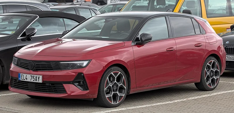 Opel Astra L, compatta, vista anteriore di tre quarti