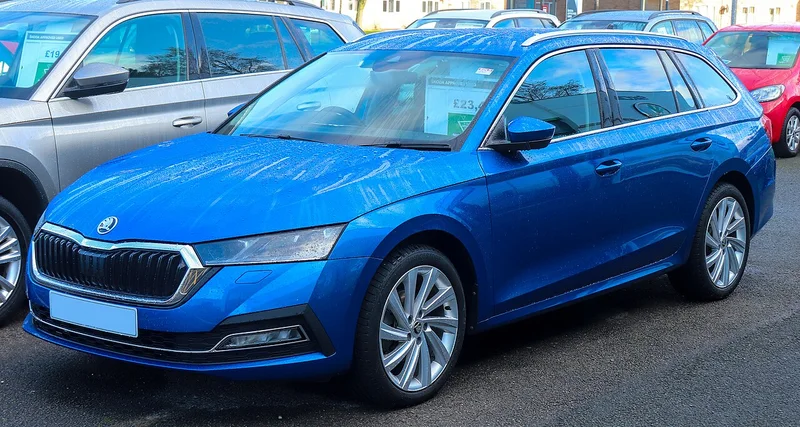 Škoda Octavia IV Combi, station wagon, vista anteriore di tre quarti