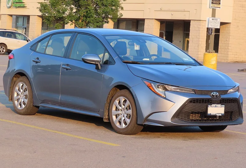 Toyota Corolla (E210), berlina, vista anteriore di tre quarti