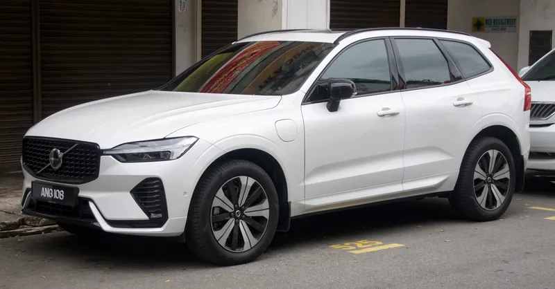 Volvo XC60 T8 R-Line, vista frontale